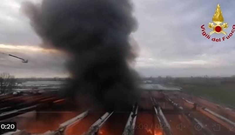 L’incendio del capannone industriale di Trucazzano nel milanese: «Agenti inquinanti nell’aria» – Il video 1 incendio trucazzano milano video.jpg