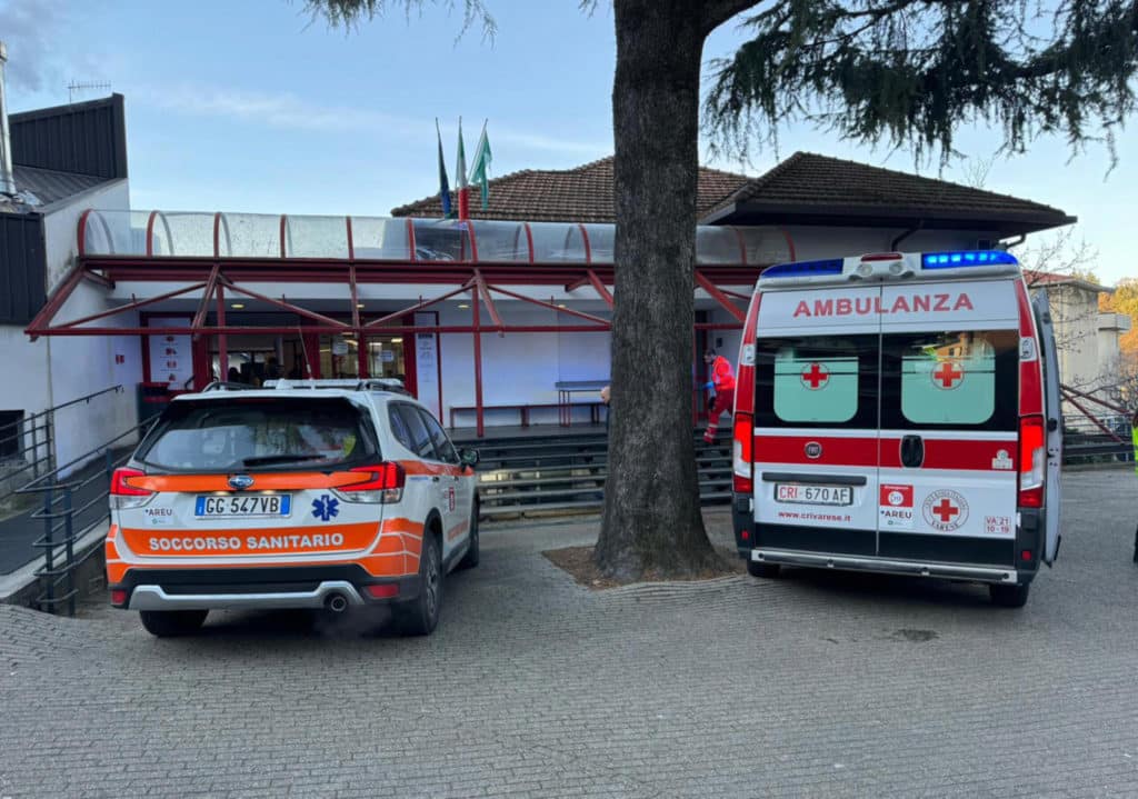 insegnante accoltellata varese ambulanza scaled.jpg