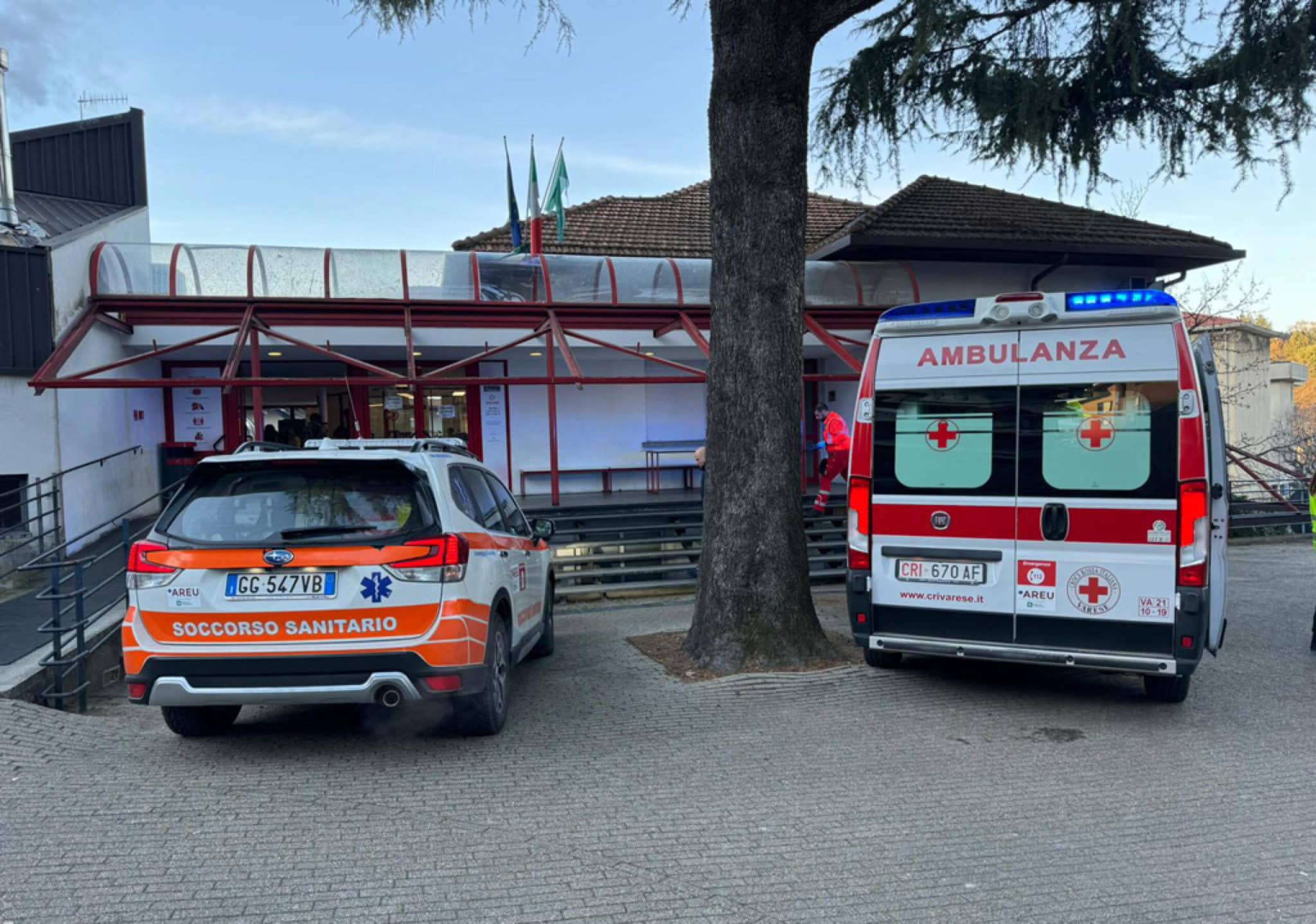 insegnante accoltellata varese ambulanza scaled.jpg