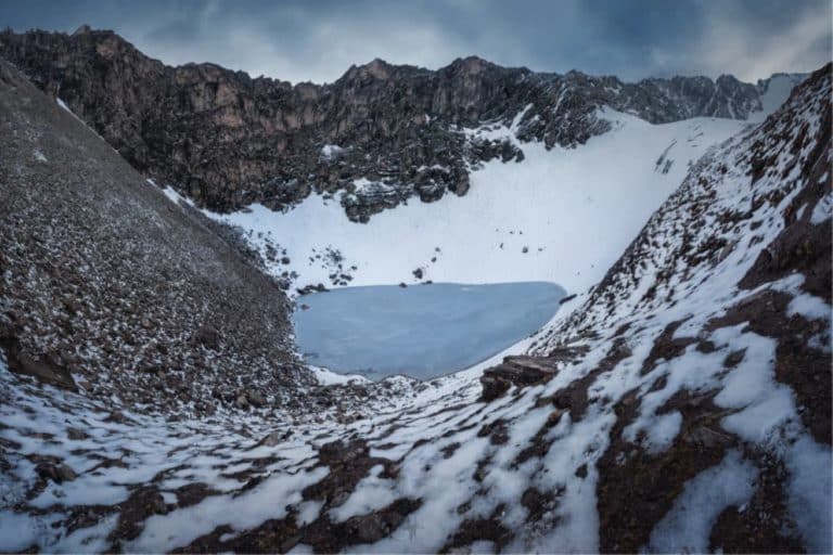 Sull’Himalaya c’è un lago con centinaia di scheletri umani che rimangono un mistero 8 lago rookpund cover.jpg