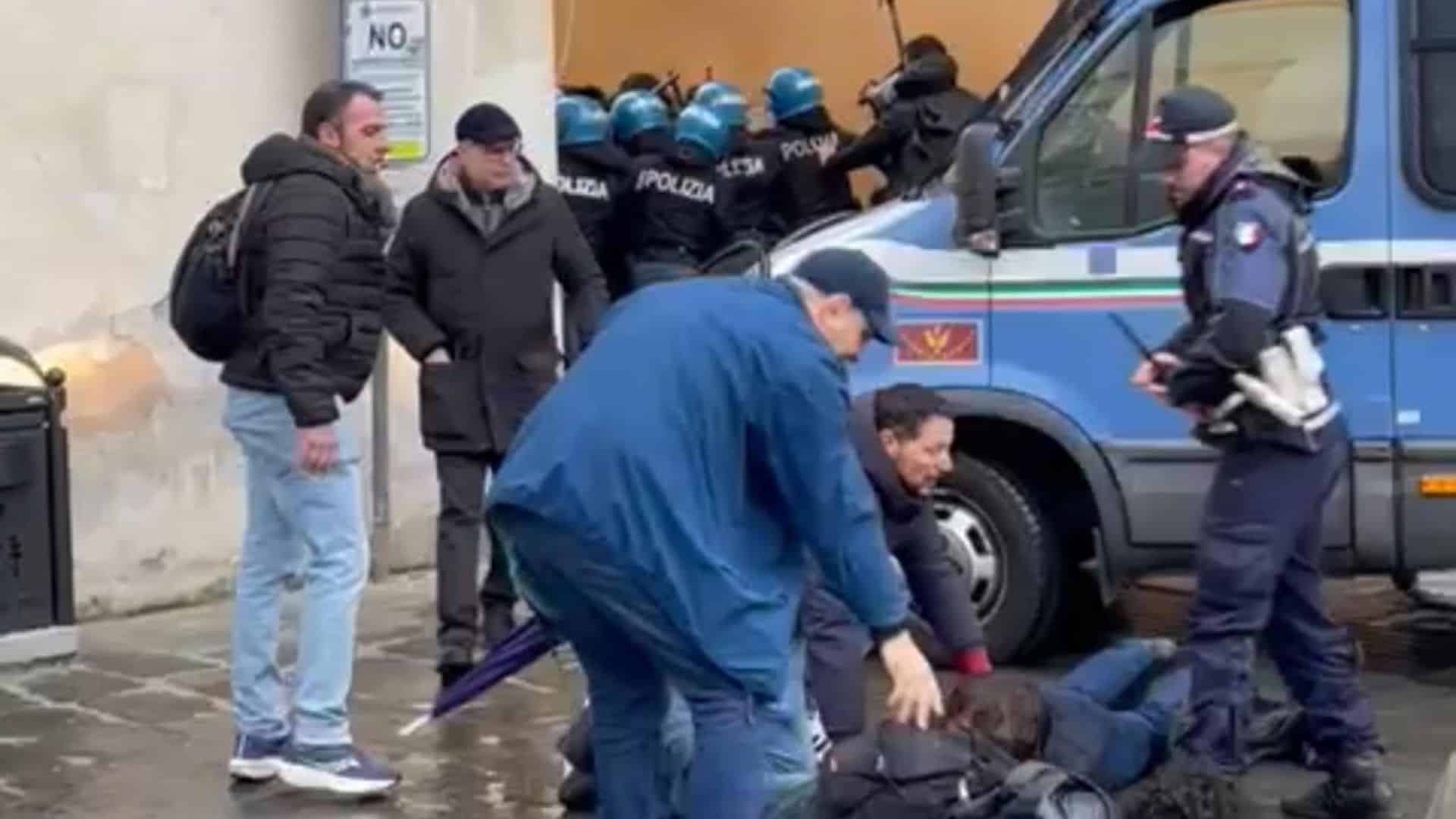 Manganellate a Pisa, trasferita la dirigente che aveva inviato la squadra di agenti 1 pisa manganellate rimozione capo mobile.jpg