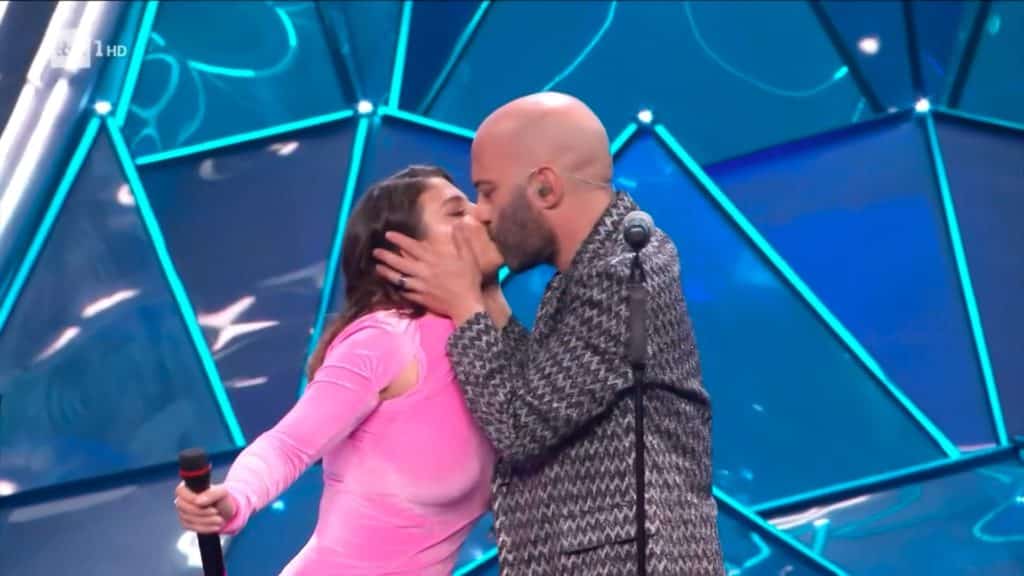sangiorgi bacio emma danremo 2024.jpg