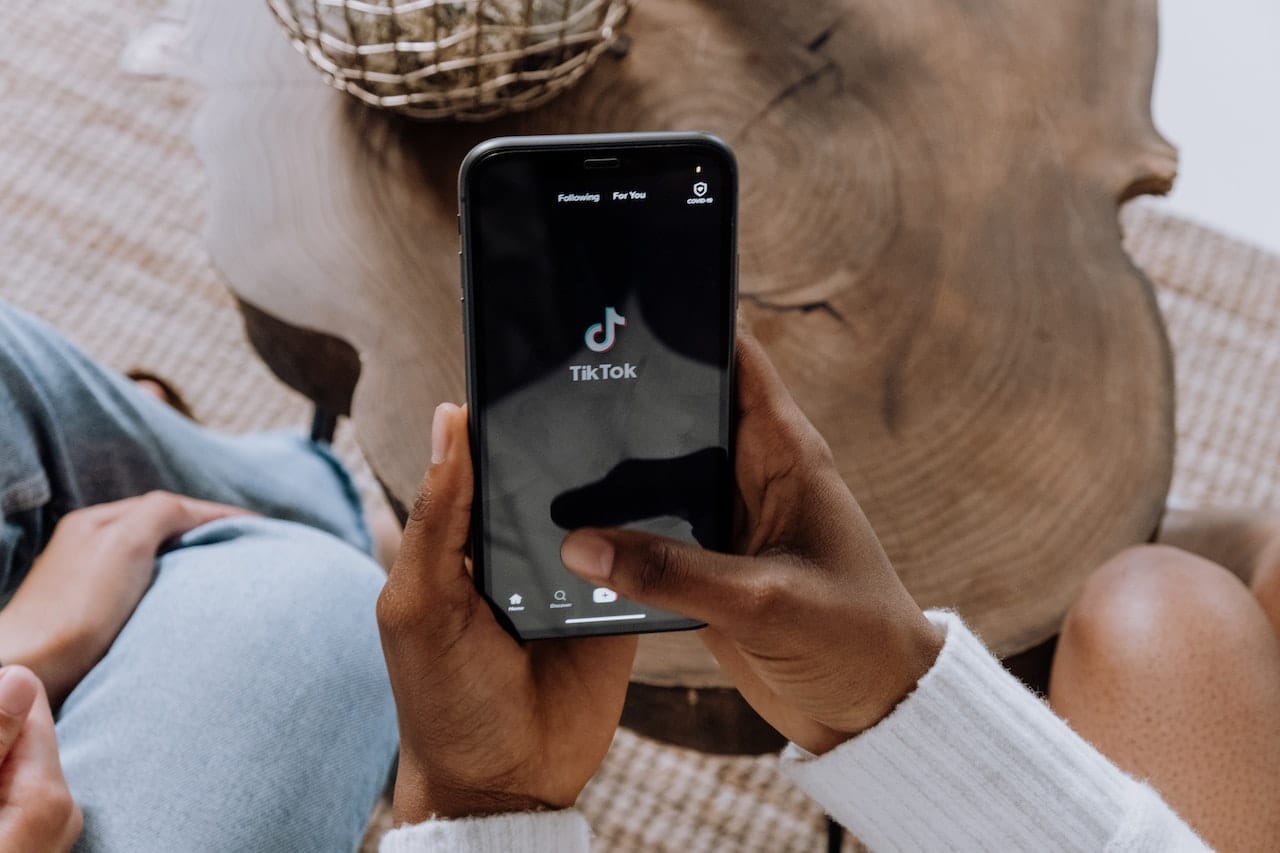 L’Agcom fa rimuovere su TikTok i video della challenge sulla “cicatrice francese” 1 tiktok.jpg