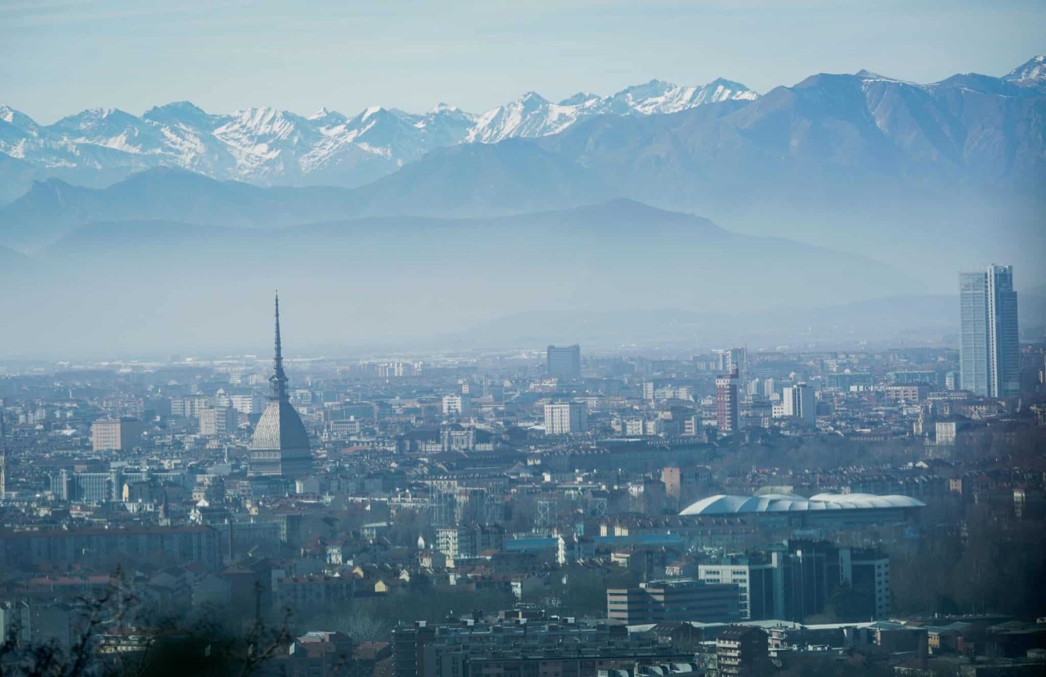 Riscaldamenti e allevamenti soffocano la Pianura Padana. Ecco perché l’aria è così inquinata 1 torino smog scaled.jpg