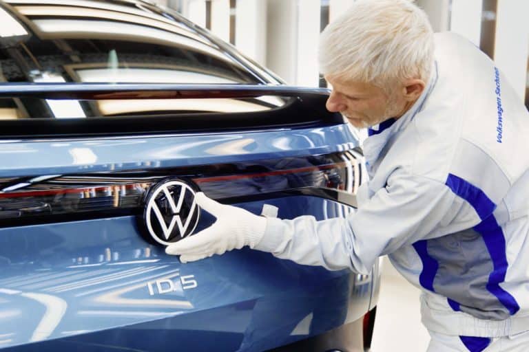 Dipendente nello Stabilimento di Produzione auto elettriche Volkswagen in Germania scaled.jpg
