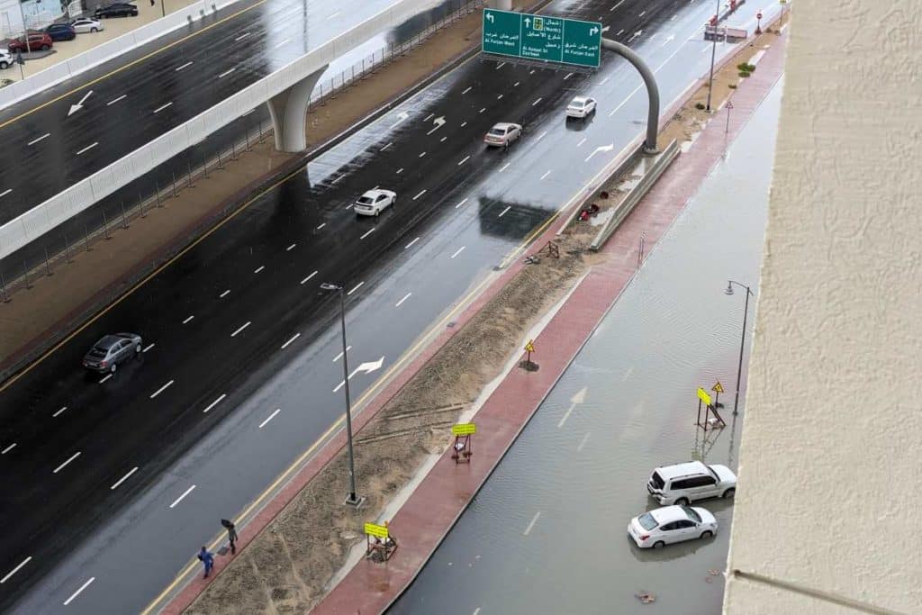 Dubai pioggia artificiale.jpg