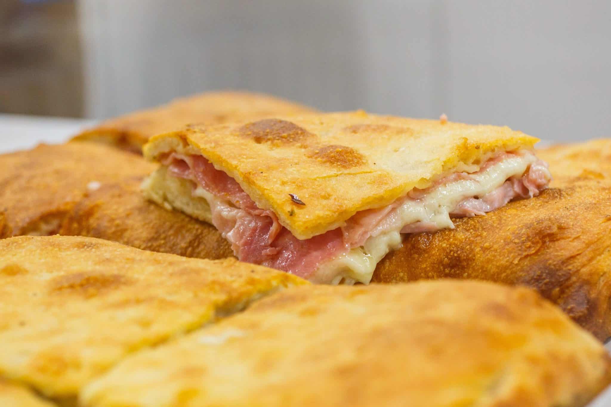 Focaccia farcita con prosciutto e formaggio: buona così non l’ho mai mangiata! 1 Focaccia farcita scaled.jpeg