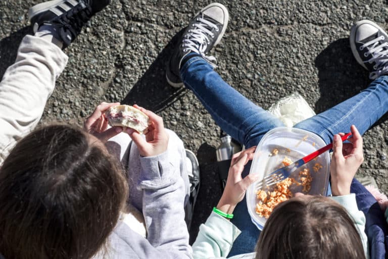 Pezzi di vetro nel pane ai bimbi delle elementari, tre casi a Milano: indagata l’Ad dell’azienda fornitrice 1 GOLF 20231114103445405 75098bb369925e169bfb7edb61ade46b scaled.jpg