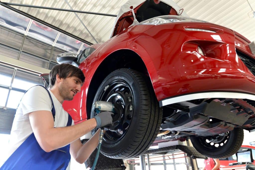 Gommista effettua installazione degli pneumatici nuovi su auto.jpg