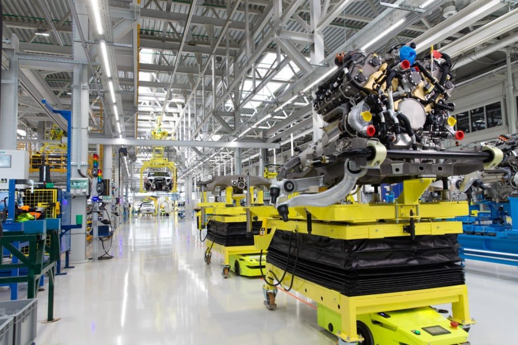 Industria produzione veicoli con stazione matrimonio tra motore e telaio.jpg