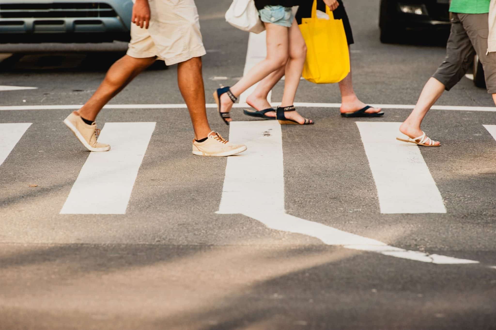 Mobilità: il 41% degli italiani rinuncerebbe all’auto privata 1 Pedoni attraversano la strada sulle strisce.jpg