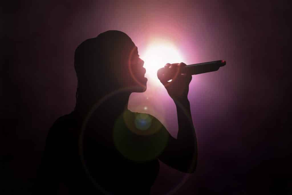 SH donna cantante penombra.jpg