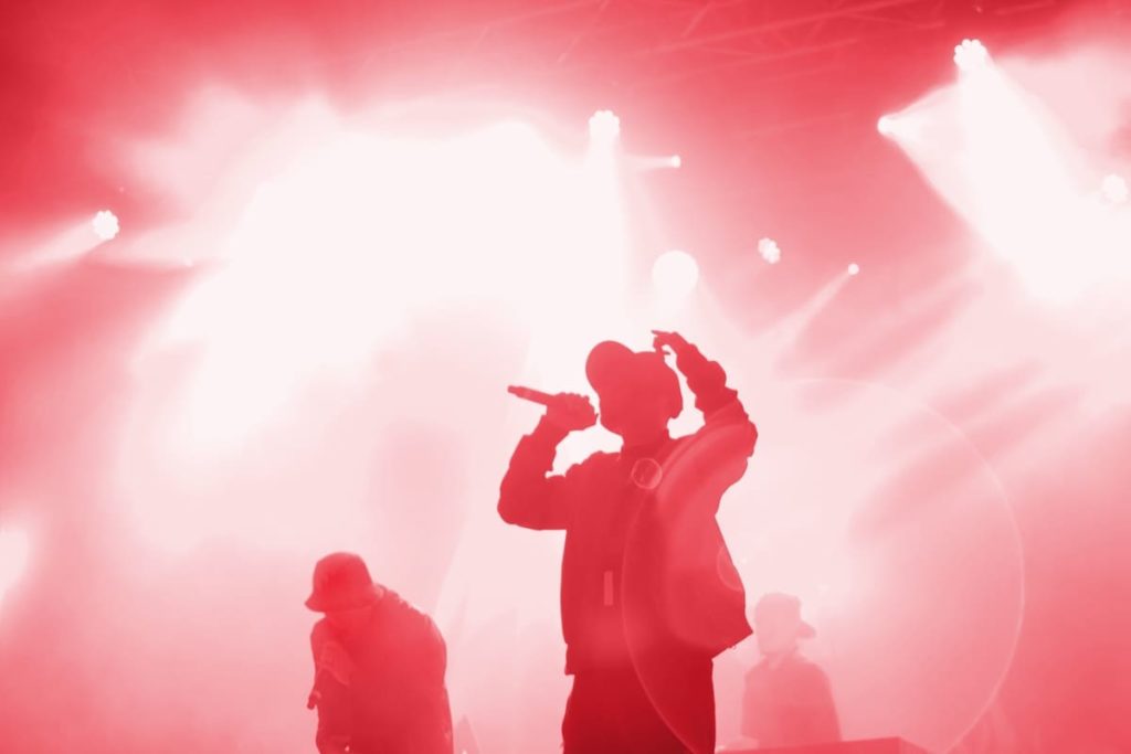 SH rapper cantante band concerto sul palco.jpg