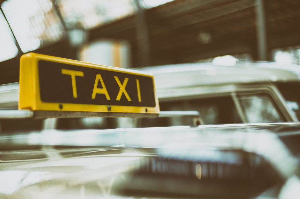 Taxi insegna.jpg