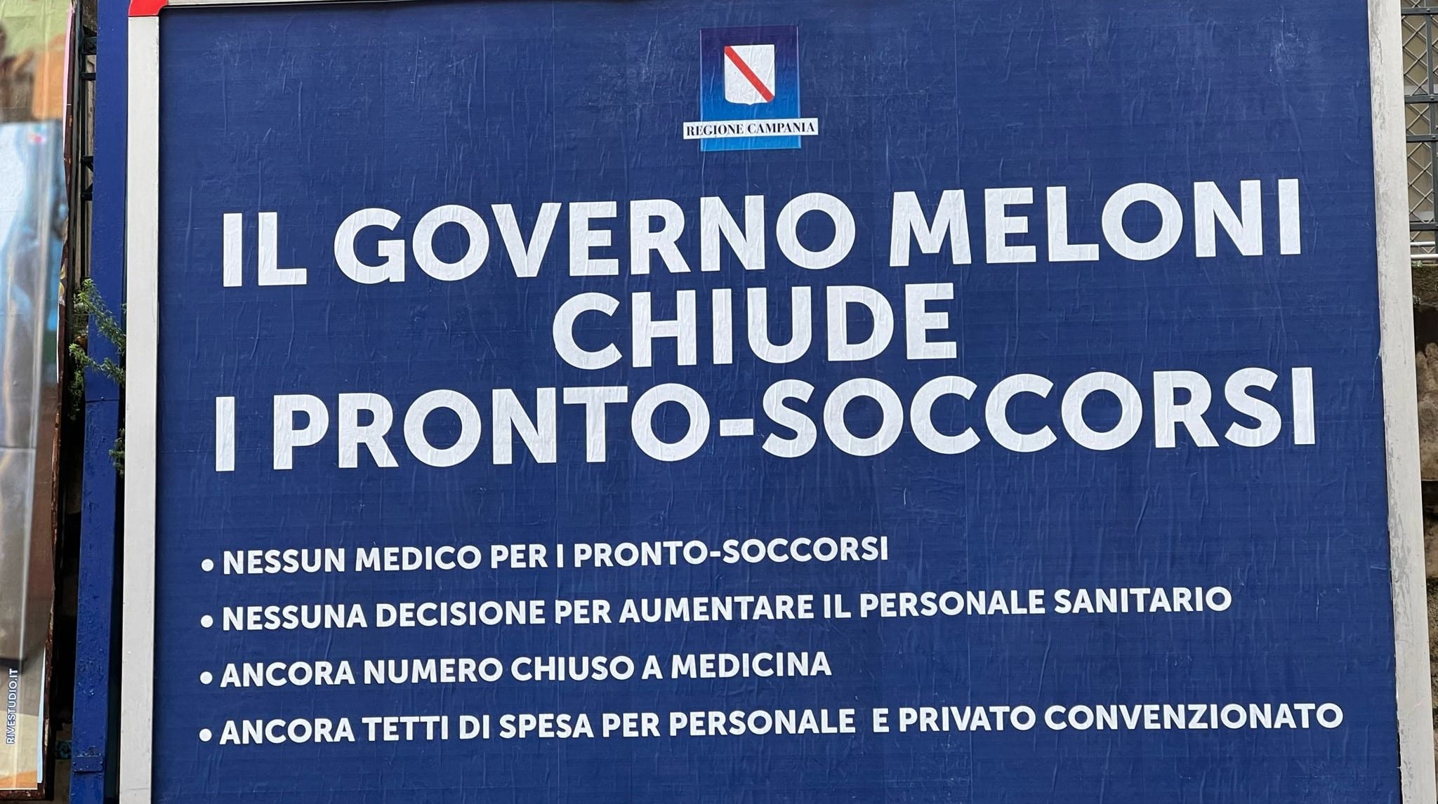 Campania, manifesti della Regione contro il governo Meloni sulla sanità. Noi consumatori: «Scrivono il falso allarmando la popolazione» 1 WhatsApp Image 2024 03 09 at 20.46.30.jpeg