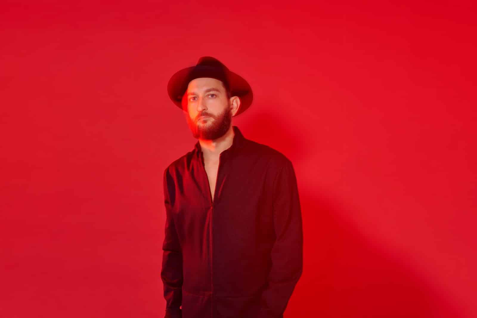 Vasco Brondi ed il suo pop impopolare. Arriva il nuovo album “Un segno di vita”: «Questo possono fare le canzoni: non essere inferno nell’inferno» – L’intervista 1 WhatsApp Image 2024 03 14 at 11.41.21.jpeg