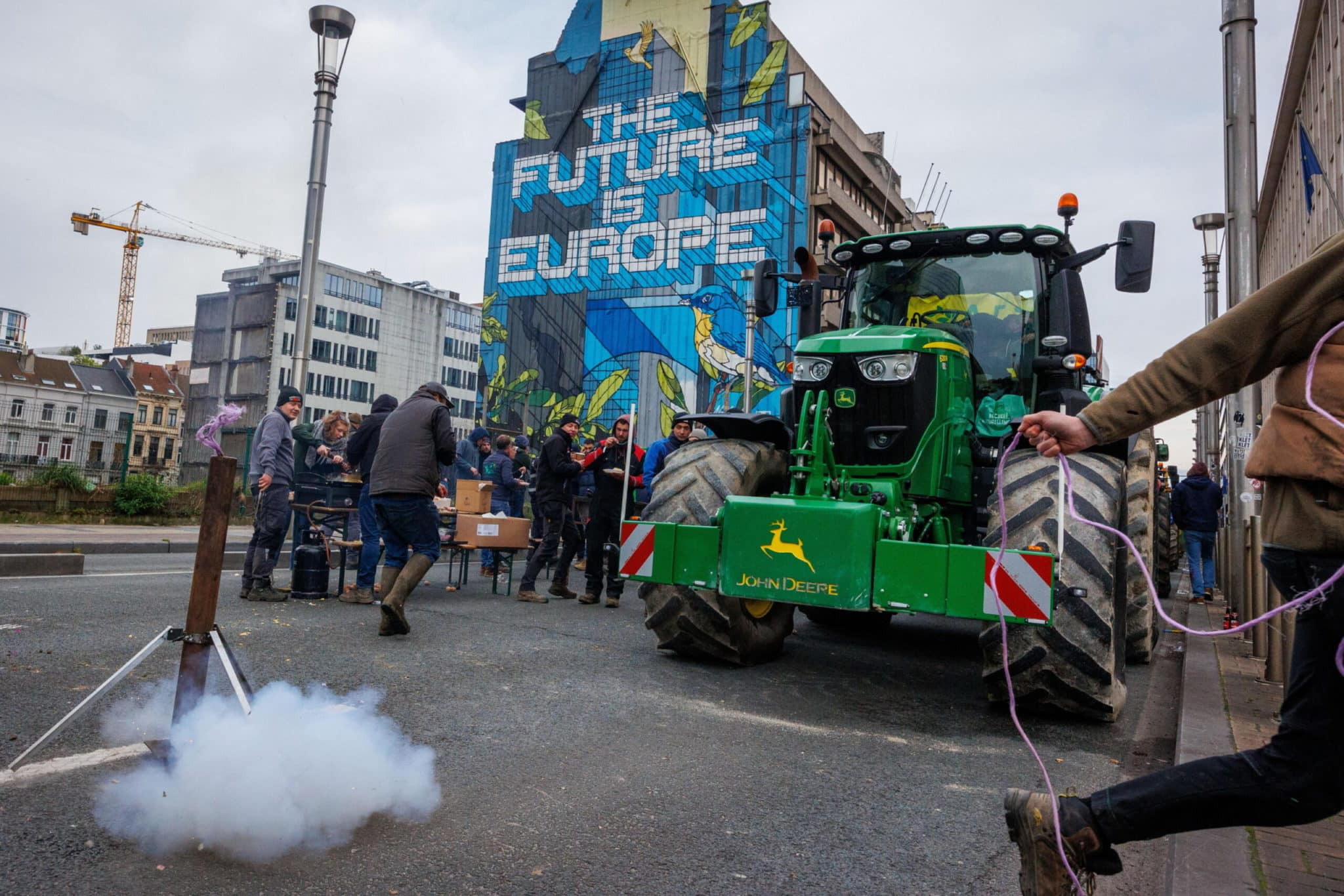 Il Consiglio Ue approva la revisione della Pac ma non frena le proteste degli agricoltori. Critiche anche dagli ambientalisti 1 agricoltura bruxelles scaled.jpg