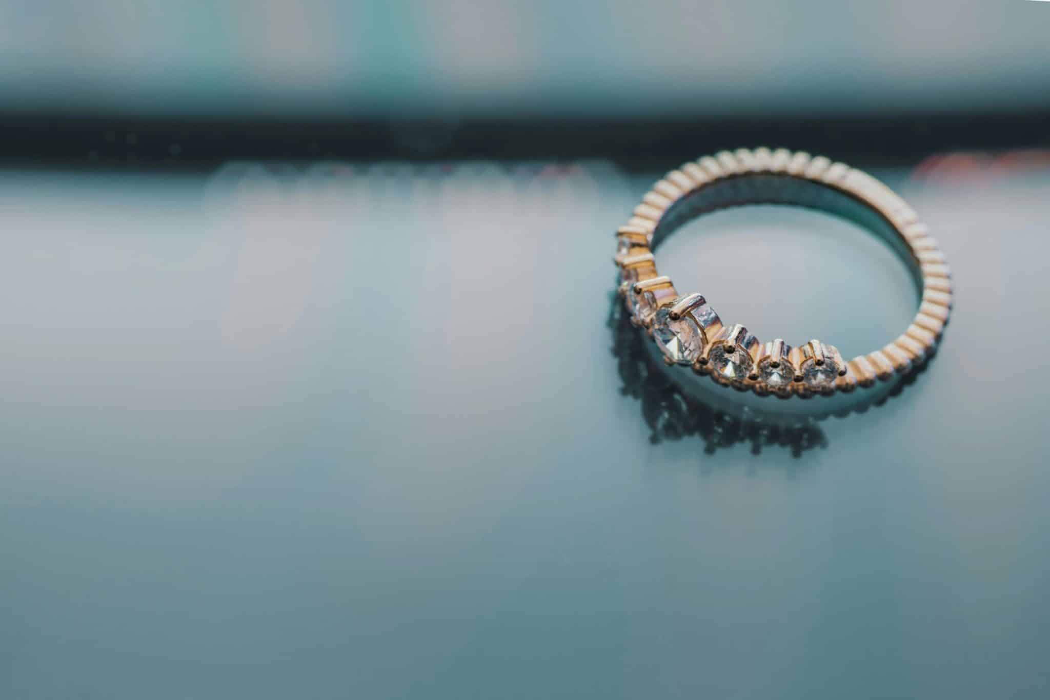 Roma, ritrova l’anello di diamanti grazie all’appello social del marito: «Per sempre grati» 1 anello diamante scaled.jpeg