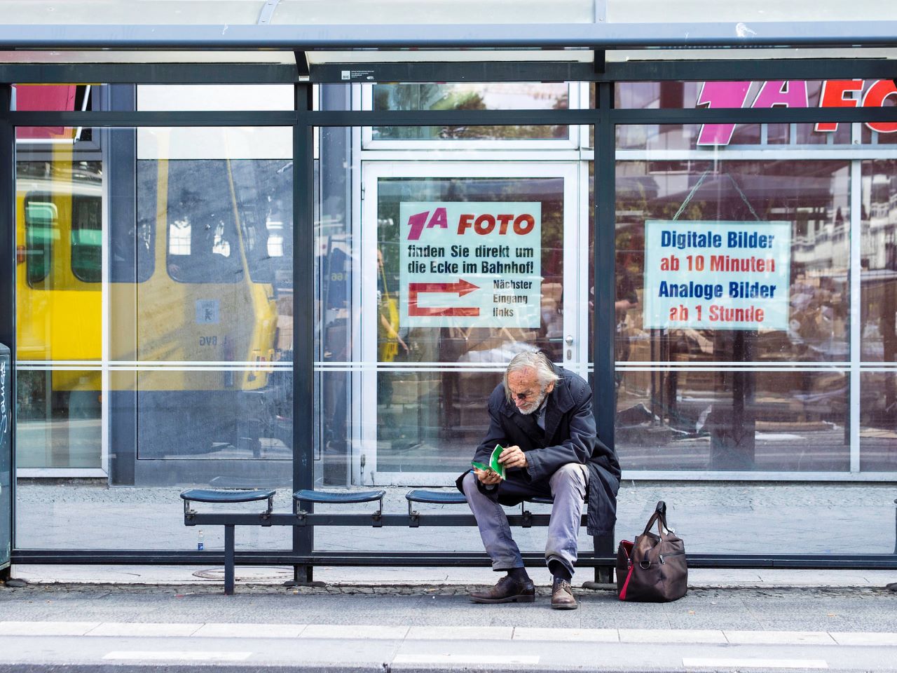 «Una città per anziani è una città per tutti». Così le città europee si adattano all’invecchiamento della popolazione per non lasciare nessuno solo 1 anziano fermata tram 2.jpg