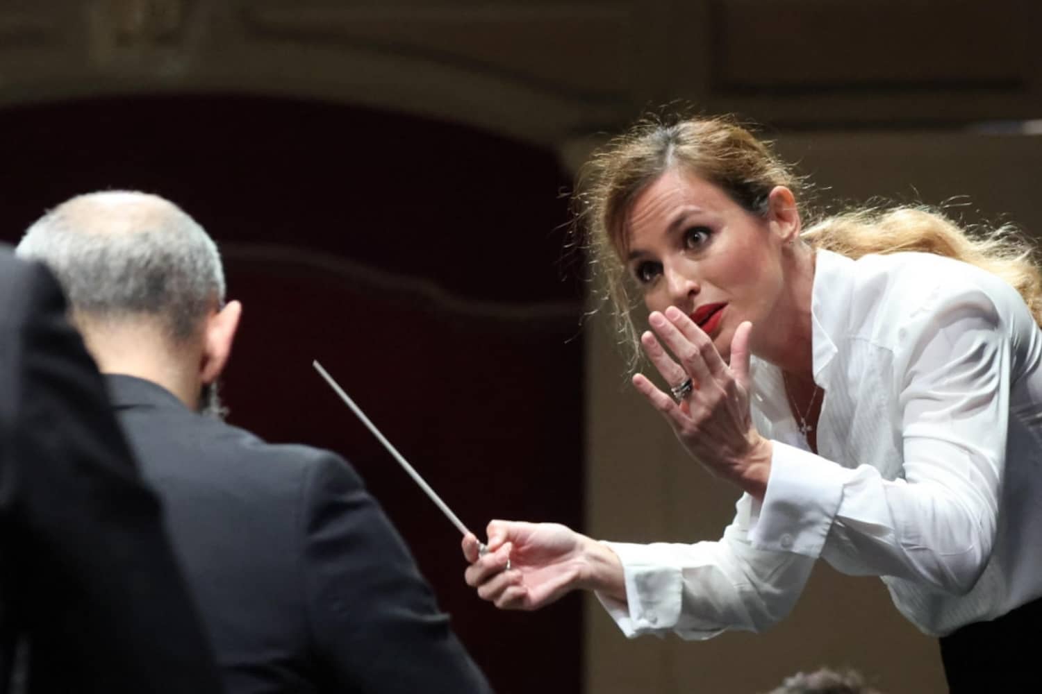 Dopo le critiche a Beatrice Venezi, stangata per tre orchestrali di Palermo: sospesi da lavoro e stipendio 1 beatrice venezi.jpeg