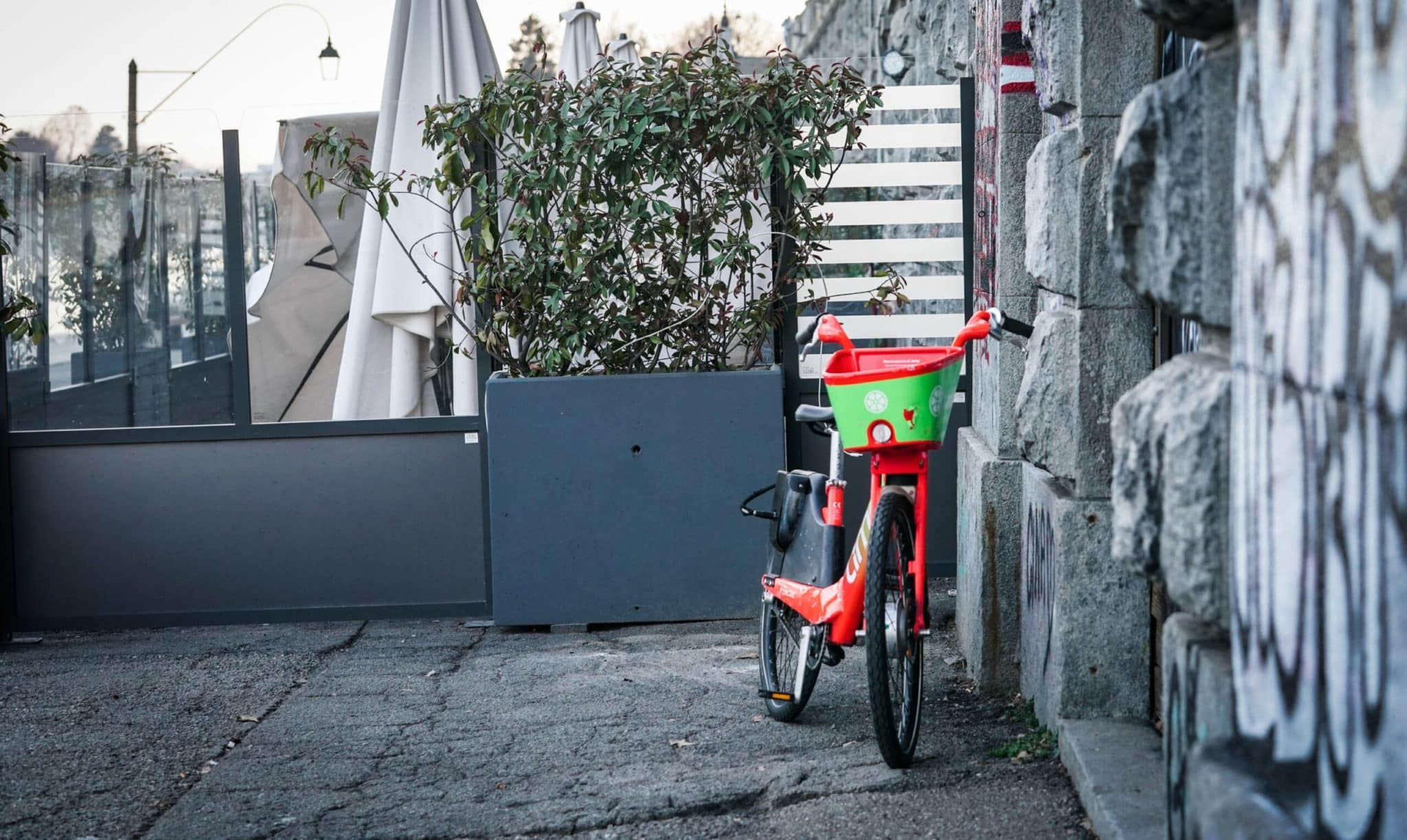 Lanciò una bici ai Murazzi ferendo uno studente, 19enne condannato a 10 anni di carcere per tentato omicidio 1 bici murazzi scaled.jpg