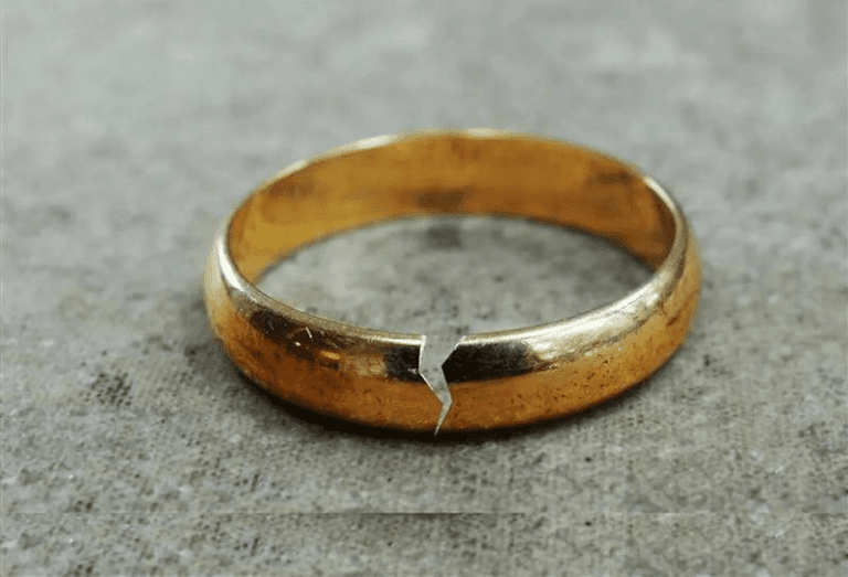 broken wedding ring m.png