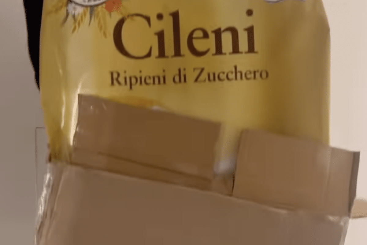 «Tuta Gold» doppio disco di platino e a Mahmood arriva una maxi-confezione di «Cileni ripieni di zucchero» – Il video 1 cileni mahmood.png