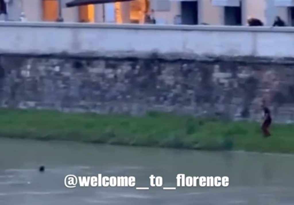 firenze studentessa arno salvataggio.jpg
