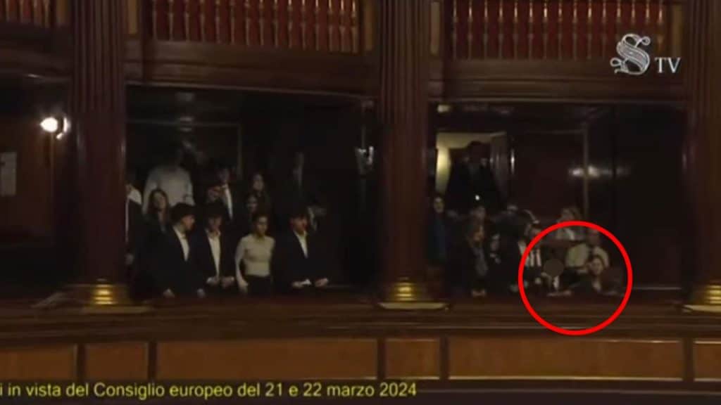 gesto pistola meloni senato studente sospensione.jpg