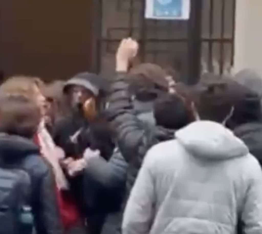 liceo parini milano ombrellata prof.jpg