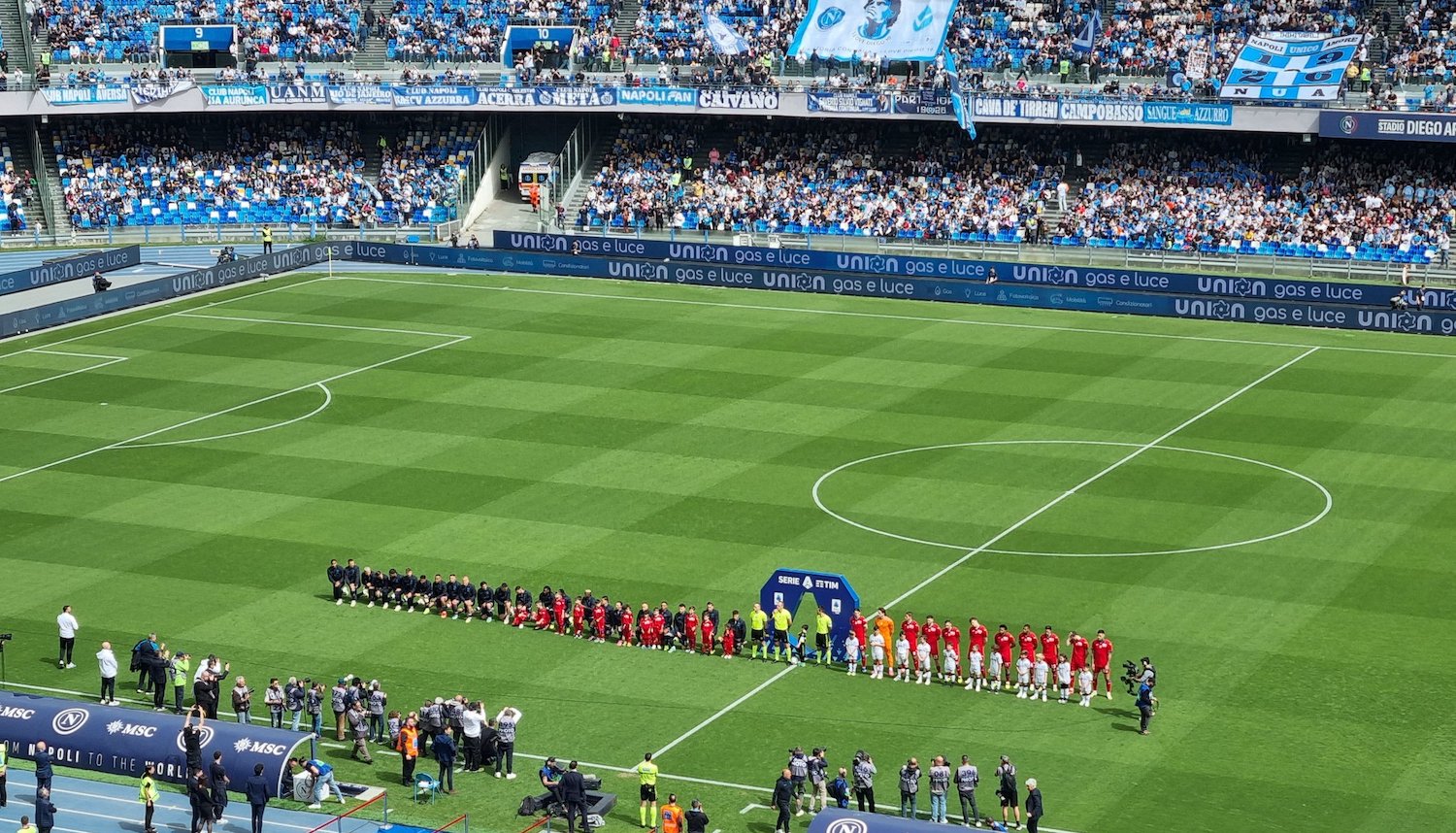 Caso Juan Jesus, la protesta dei giocatori del Napoli: in ginocchio all’ingresso in campo contro il razzismo 1 napoli ginocchio razzismo.jpg