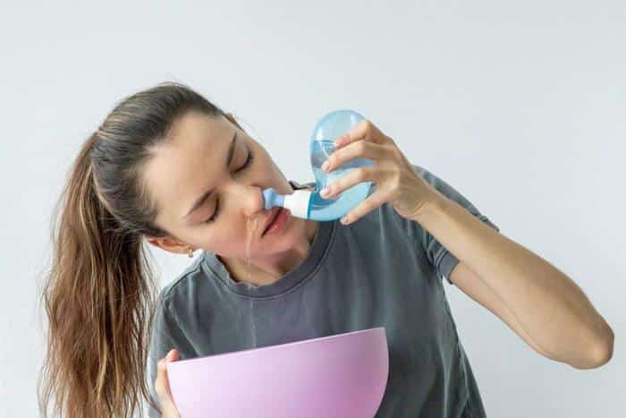 Sciacquo nasale sicuro: l’importanza dell’uso di liquidi sterili 1 nasal rinsing m.jpg