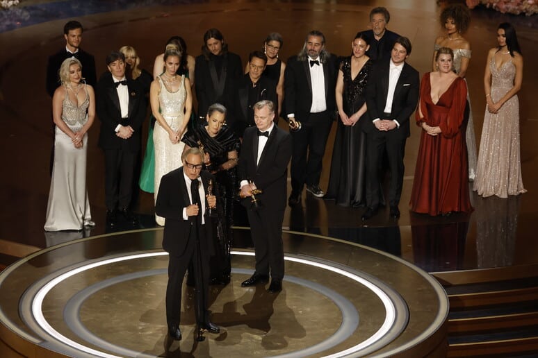 Oscar 2024, Oppenheimer trionfa: 7 statuette su 13. Emma Stone miglior attrice 1 oscar oppenheimer.jpg