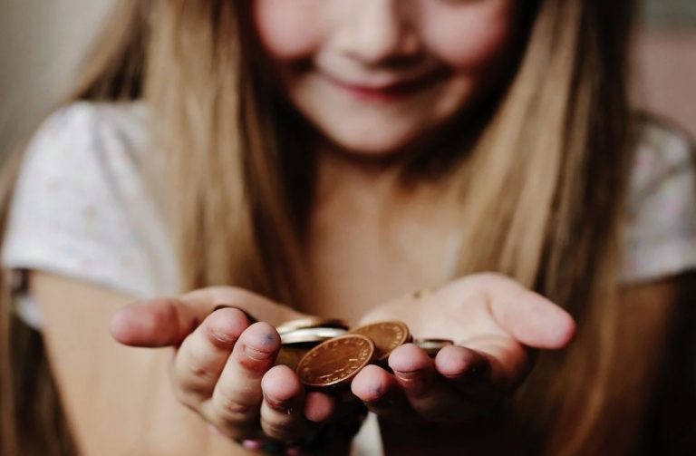 Paghetta per i figli, in media è di 54 euro al mese: «Ma datela solo a chi svolge lavoretti» 1 paghetta figlio bambini giovani quando darla.jpg