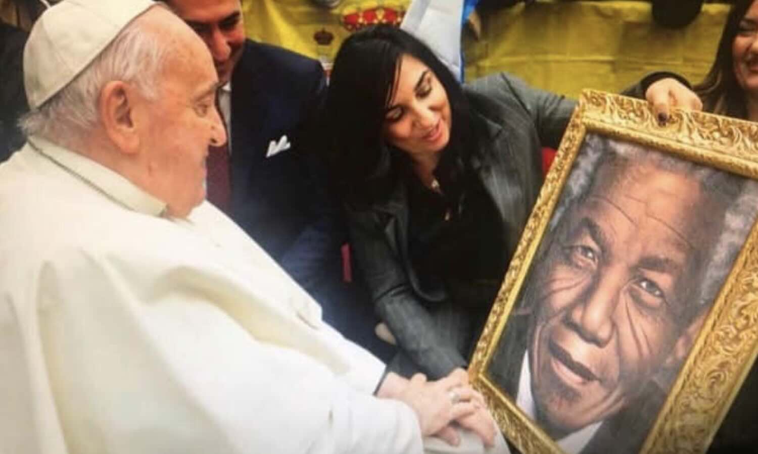 Jorit regala al Papa un quadro di Mandela con un messaggio su Russia e Palestina: la spiegazione dello street artist 1 papa francesco jorit.jpg