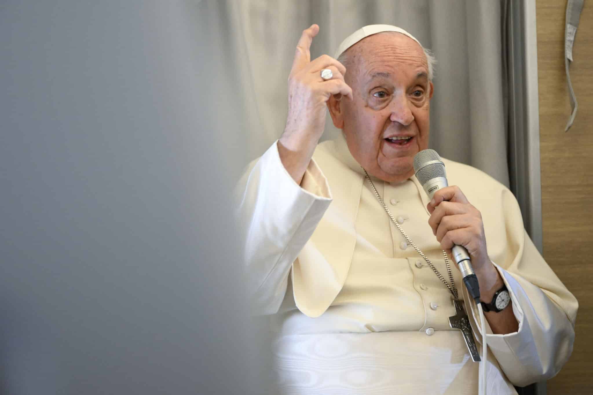 Ucraina, Papa Francesco: «Abbia il coraggio di alzare bandiera bianca. La parola negoziare è coraggiosa». E su Gaza «guerra creata da due irresponsabili» 1 papa fracesco scaled.jpg