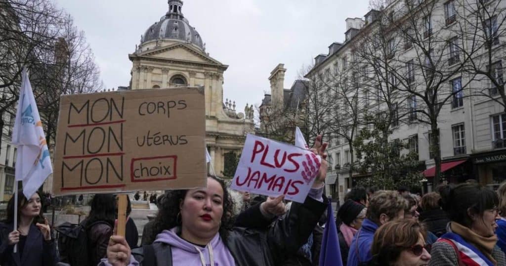 parigi aborto costituzione.jpg