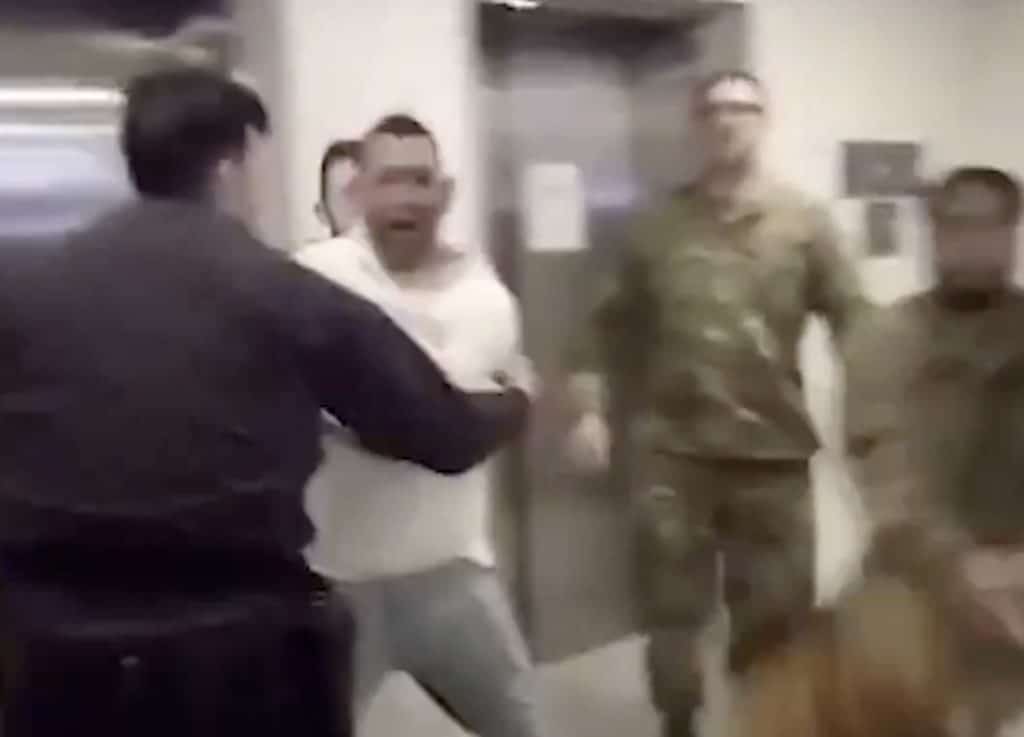 poliziotti migrante ny.jpg