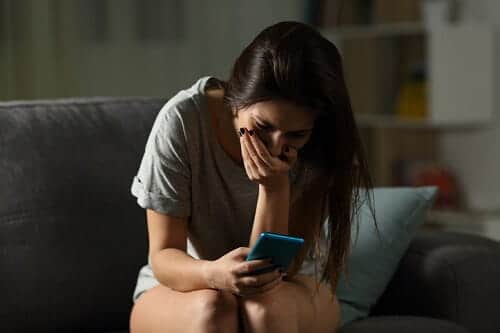 Roma, tre minori diffondono un porno deepfake delle compagne di liceo: «Sono devastate» 1 revenge porn frosinone.jpg