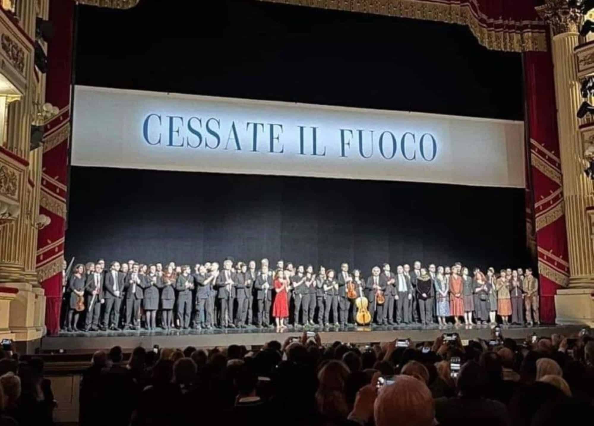 La Scala, la scritta “Cessate il fuoco” compare sul palco, scattano gli applausi – Il video 1 scala cessate il fuoco 1.jpg