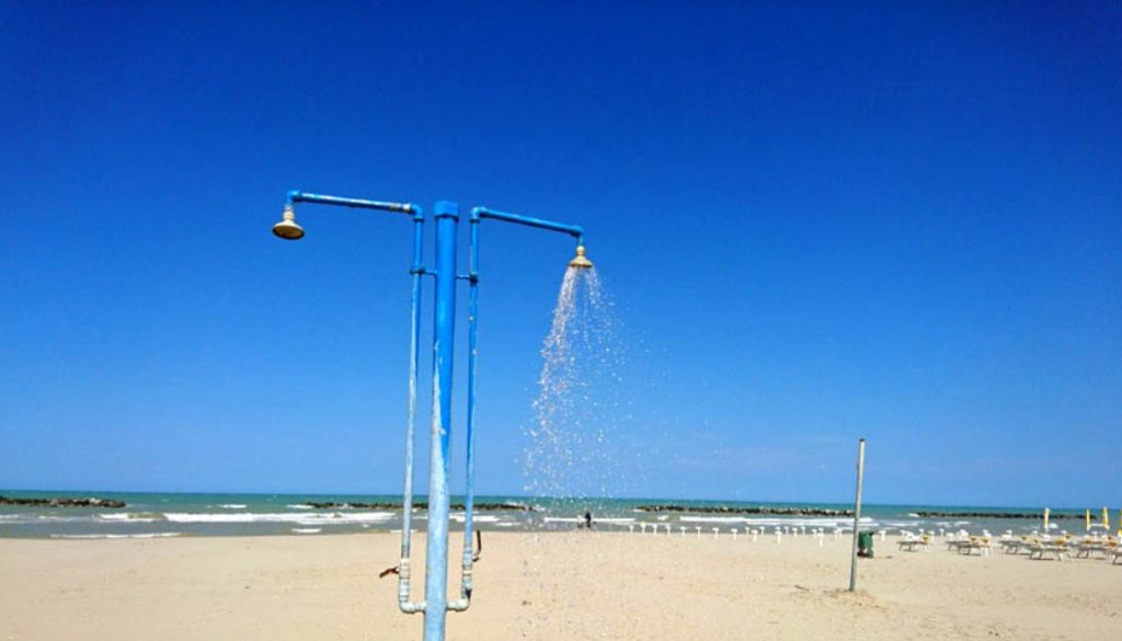 spiagge doccia acqua potabile stabilimenti.jpg