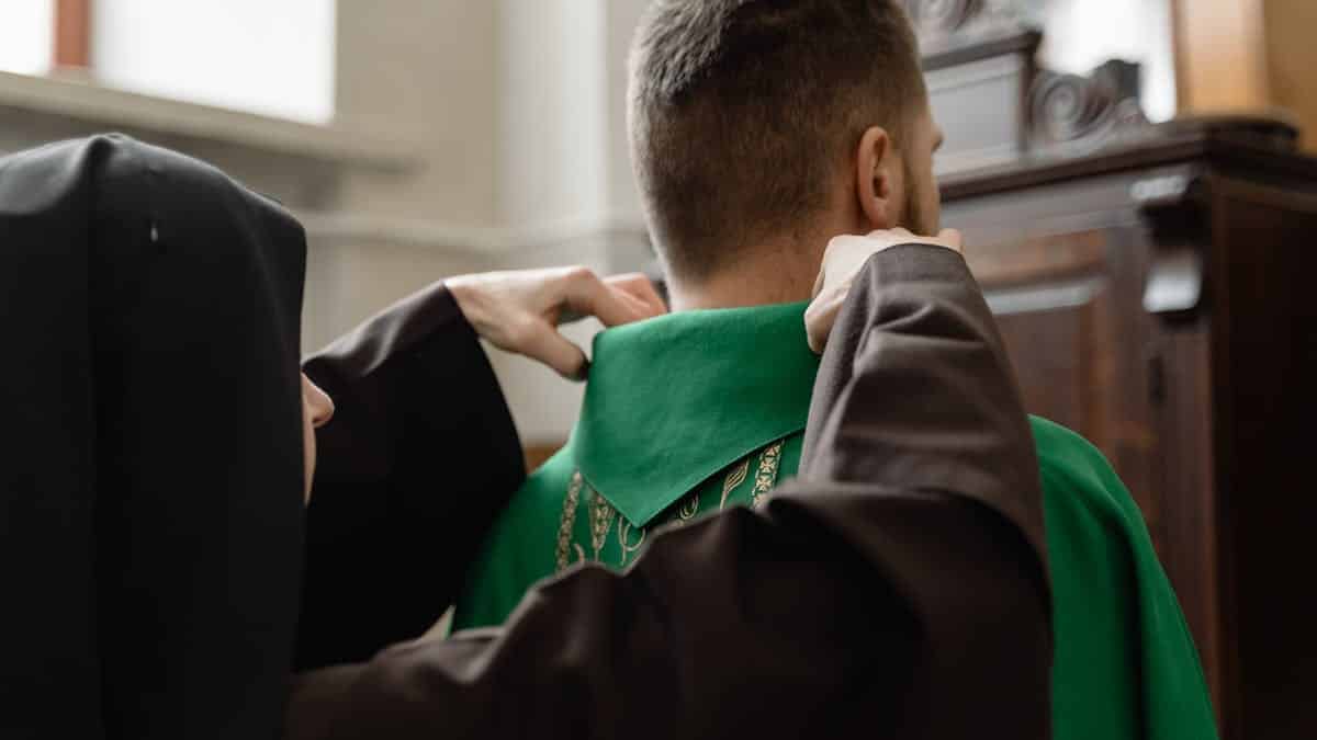 Le denunce delle suore violentate dai preti, la storia di suor Giusi: «Il primo che abusò di me oggi è parroco in Belgio» 1 suora prete.jpeg
