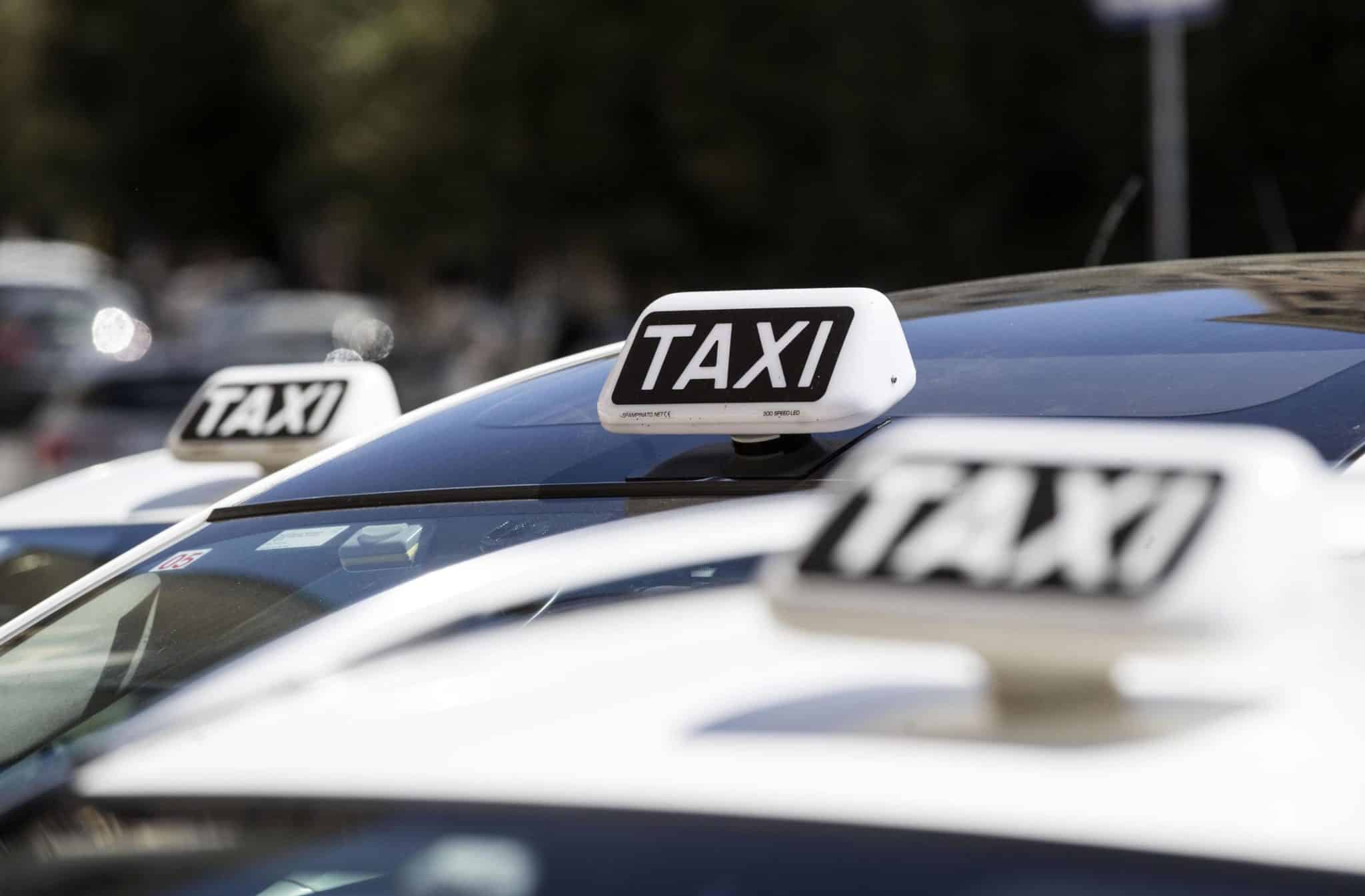 Torino, mancano 6 euro per la corsa in ospedale: il taxi lascia a piedi un 50enne e il trapianto di rene rischia di saltare 1 taxi.jpg