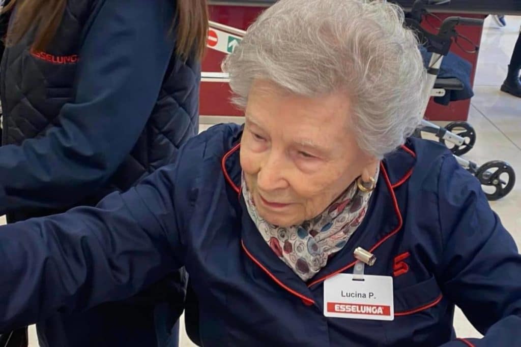 90 anni cassiera.jpg
