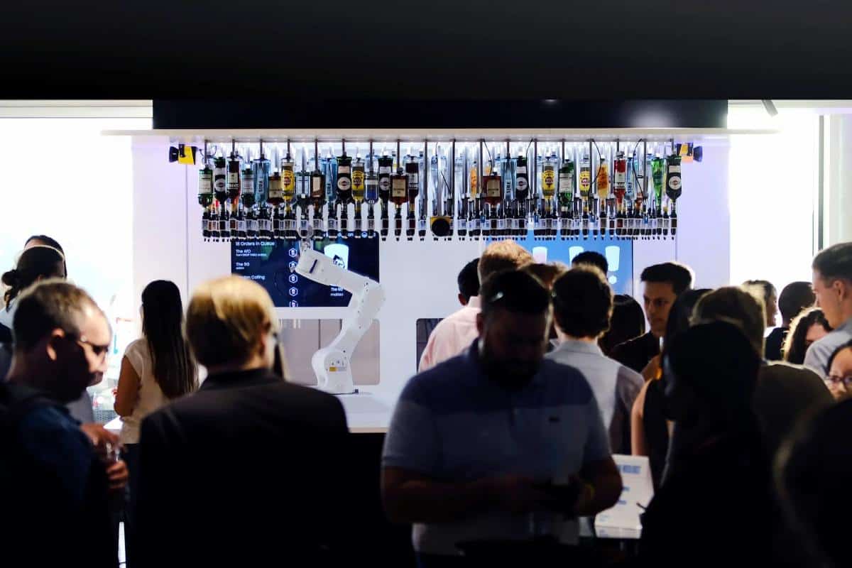 Arriva in Italia il primo cocktail bar robotizzato: ma dov’è finita l’interazione con il barista? 1 Bar robotizzato.jpg