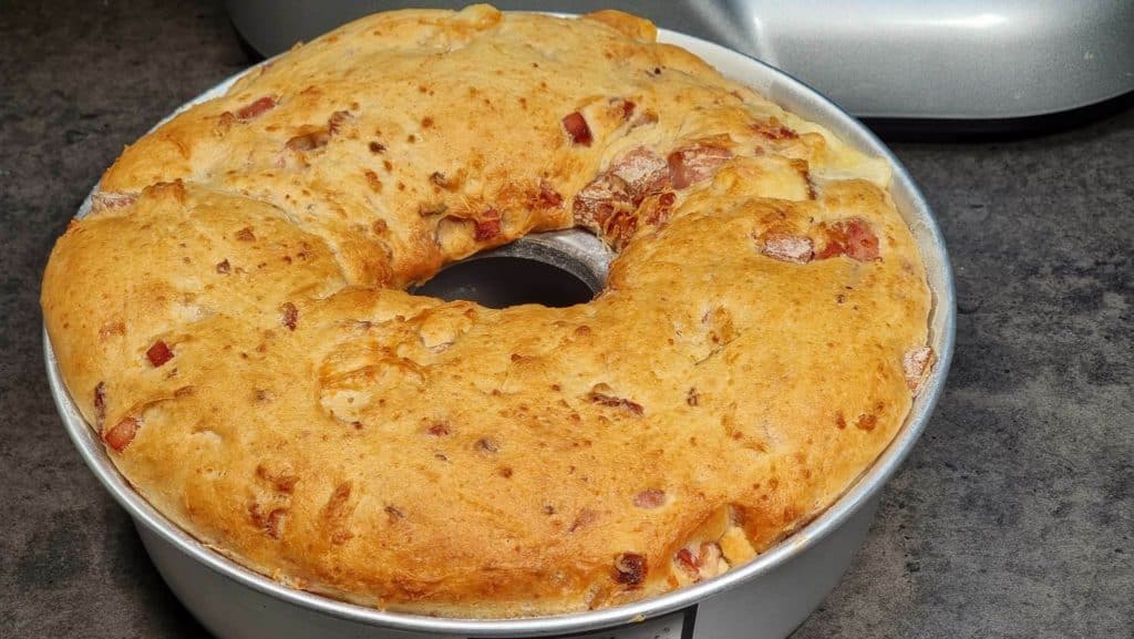 Ciambellone salame e formaggio.jpeg