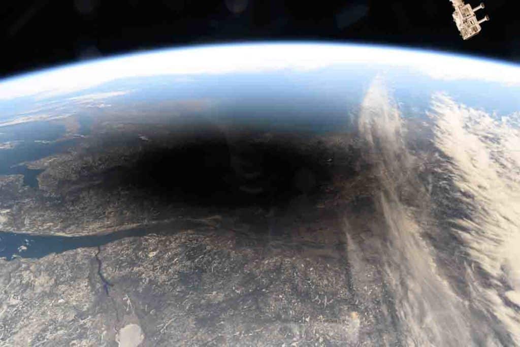 Eclissi totale di Sole dalla ISS.jpg
