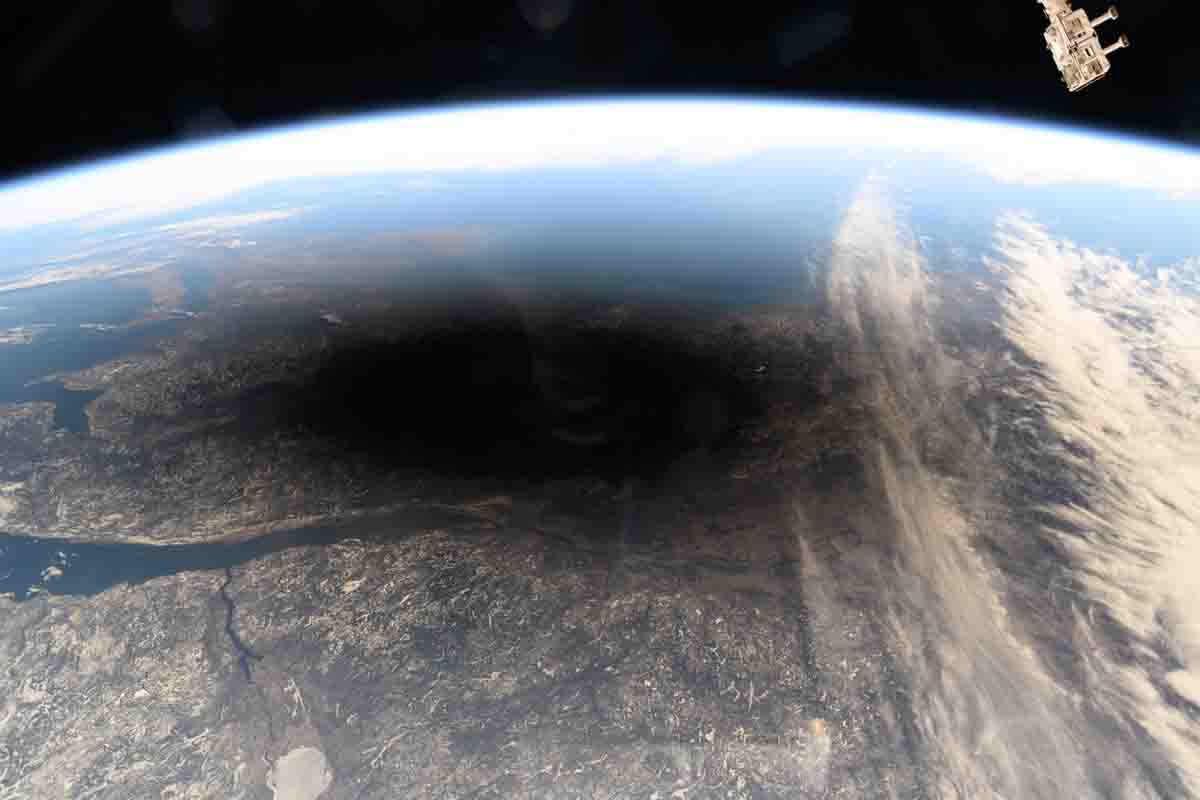 Eclissi totale di Sole dalla ISS.jpg