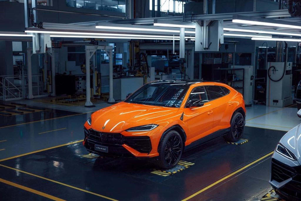 Lamborghini Urus SE.jpg