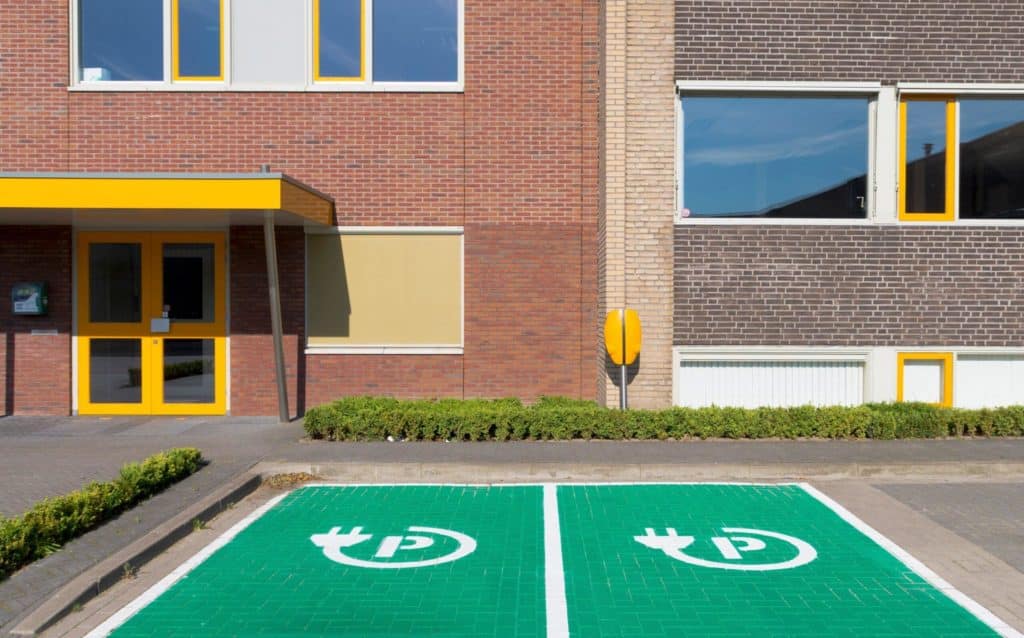 Parcheggio con stazioni di ricarica scaled.jpg